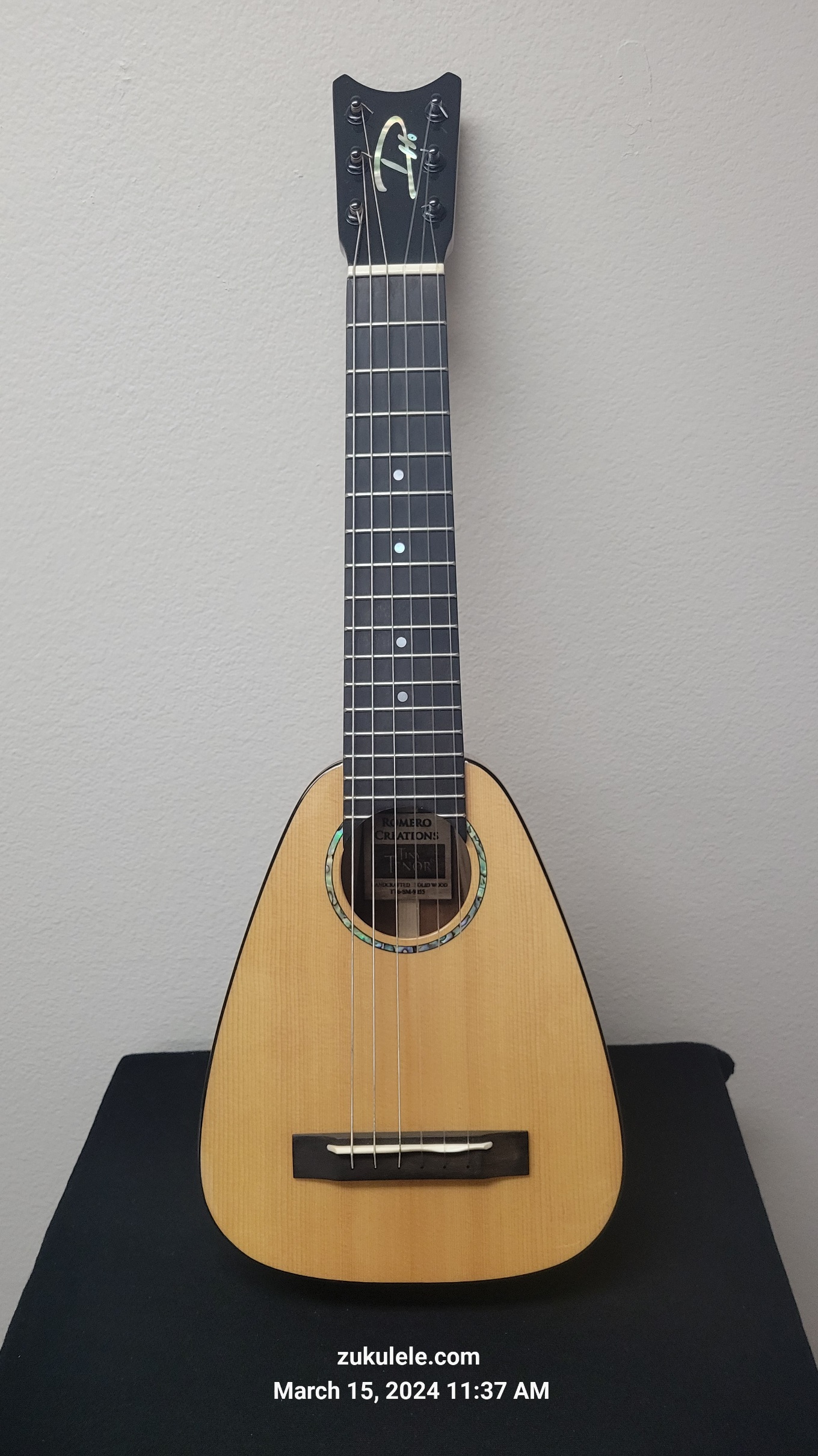 Pepe 6 String Spruce/Mahogany Ukulele - Click Image to Close